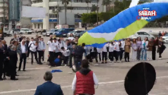 Yamaç paraşütçüsü törenin ortasında vatandaşların üzerine düştü | Video