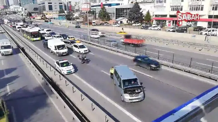 İstanbul'da E-5'te aracı arıza yapan vatandaşa trafik polisinden yardım eli kamerada | Video