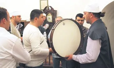 Sokak sokak dolaşıp ilahi topladı