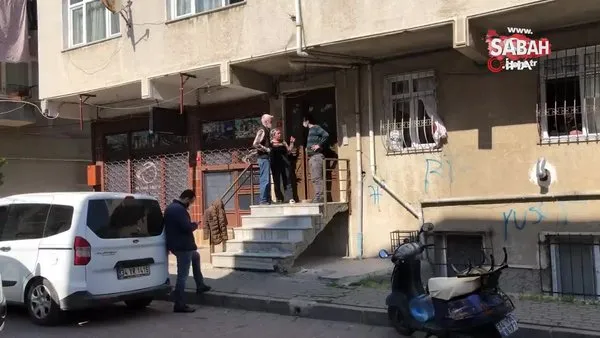 İstanbul'da uzun namlulu silahlarla apartmana giren kişiler mahalleliyi sokağa döktü | Video