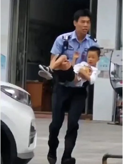 Çin'de anaokulunda dehşet! Çocukları kucaklarında ambulansa taşıdılar