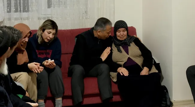 baskan-erdogandan-sehit-ailesine-taziye-telefonu-1767214626452.jpg Başkan Erdoğan'dan şehit ailesine taziye telefonu
