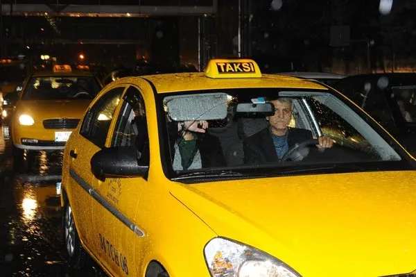 Özge Ulusoy'u bir başına bırakıp kaçtı