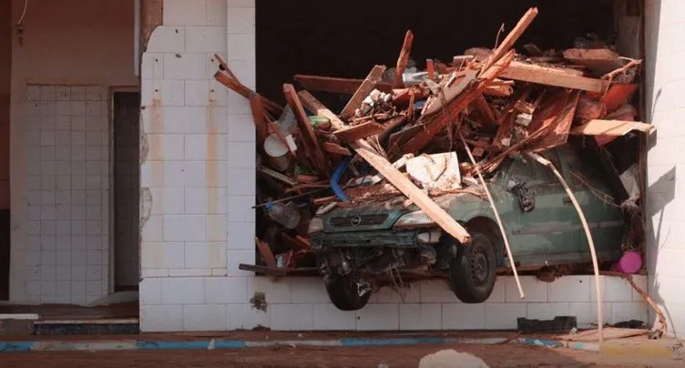 Libya’daki felaketin en korkunç görüntüleri! Sel böyle geldi: Cesetler Akdeniz'e sürükleniyor!