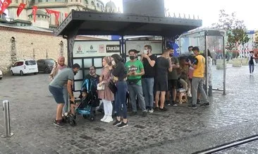 Taksim’de yağmur! Vatandaşlar hazırlıksız yakalandı