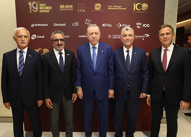 baskan-erdogan-new-yorkta-is-adamlariyla-bir-araya-geldi-100-milyar-dolarlik-hedefimize-ulasacagiz-1790189720180.jpg Başkan Erdoğan, New York'ta iş adamlarıyla bir araya geldi: 100 milyar dolarlık hedefimize ulaşacağız