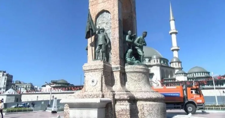 Taksim Anıtı’nın çalınan sancak direğinin yenisi yerine monte edildi