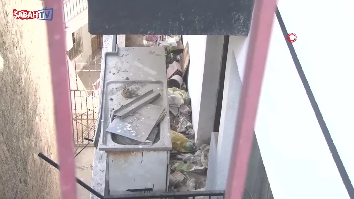 Ankara’da yaşlı çifte ait evden bir kamyon dolusu çöp çıkartıldı | Video videosunu izle Ankara’da yaşlı çifte ait evden bir kamyon dolusu çöp çıkartıldı | Video videosunu izle