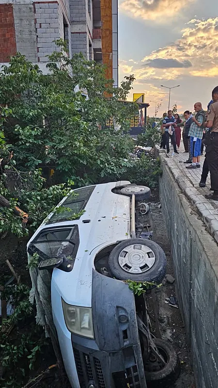 elazigda-minibus-bahceye-uctu-1786992522097.jpeg