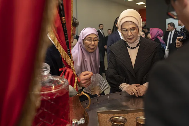 emine-erdogan-malezya-basbakaninin-esi-wan-azizah-ismail-ile-bir-araya-geldi-1767813248263.jpg Emine Erdoğan, Malezya Başbakanı'nın eşi Wan Azizah İsmail ile bir araya geldi