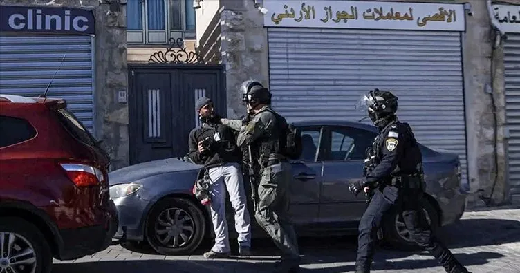 Katil İsrail polisinden Al Jazeera ofisine baskın