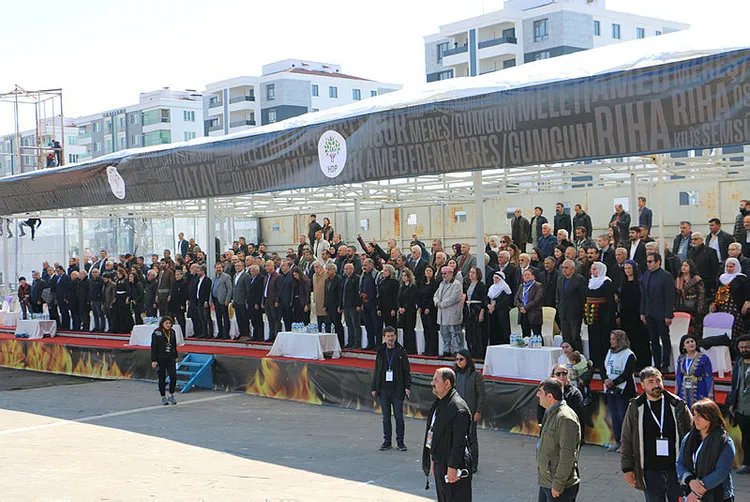 CHP'li Sezgin Tanrıkulu, HDP'lilerle saf tuttu: Bebek katili Öcalan'a özgürlük istediler