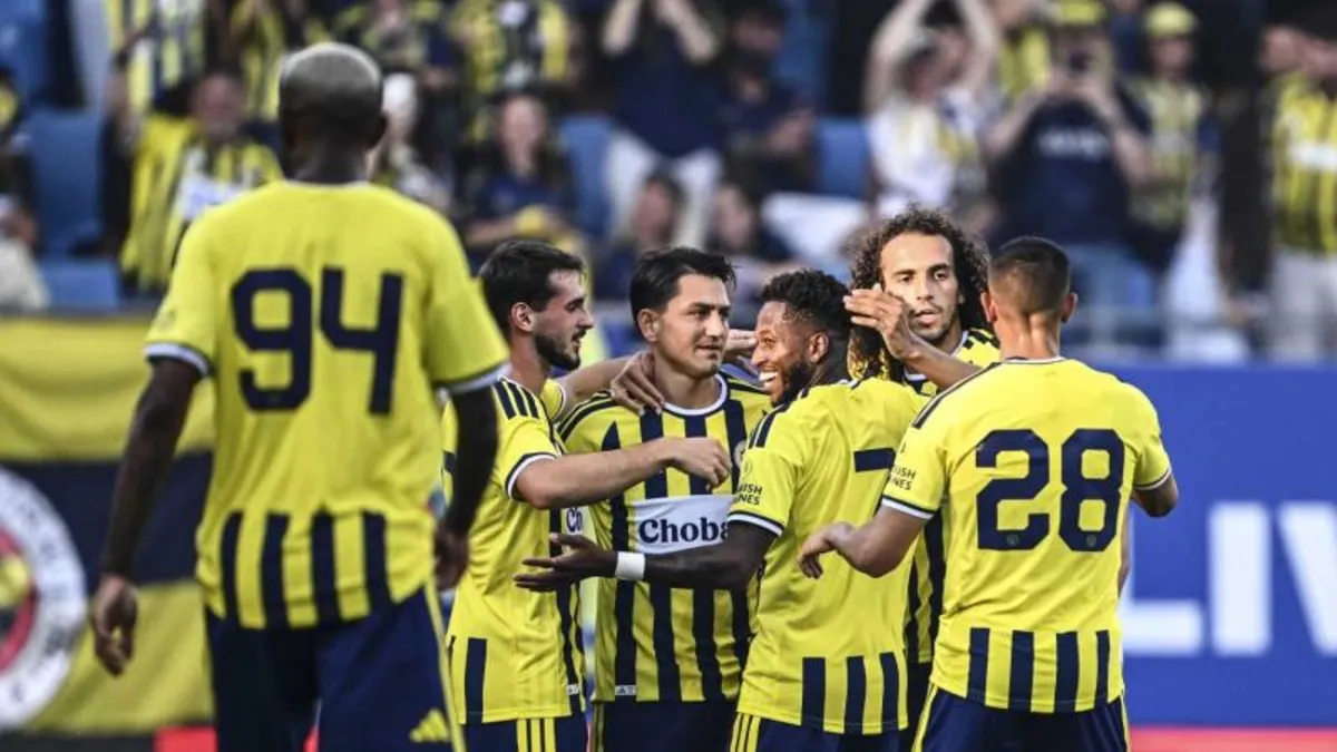 Fenerbahçe futbol takımı sahada antrenman yapıyor