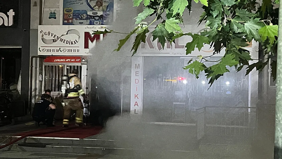 Manisa’da medikal ürünler satan iş yerinde yangın! Ekiplerin müdahalesiyle söndürüldü Manisa’da medikal ürünler satan iş yerinde yangın! Ekiplerin müdahalesiyle söndürüldü
