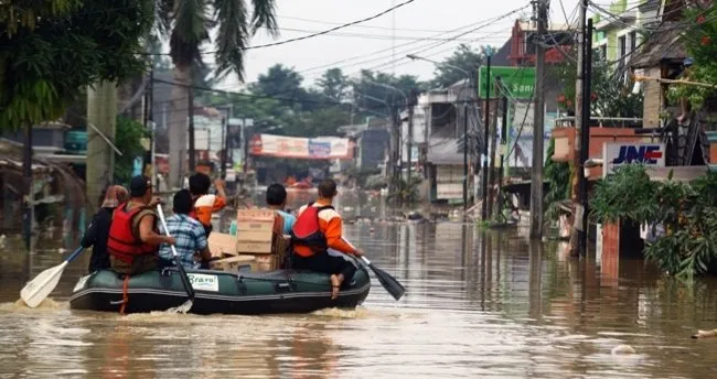 Endonezya’daki sellerde 16 kişi öldü