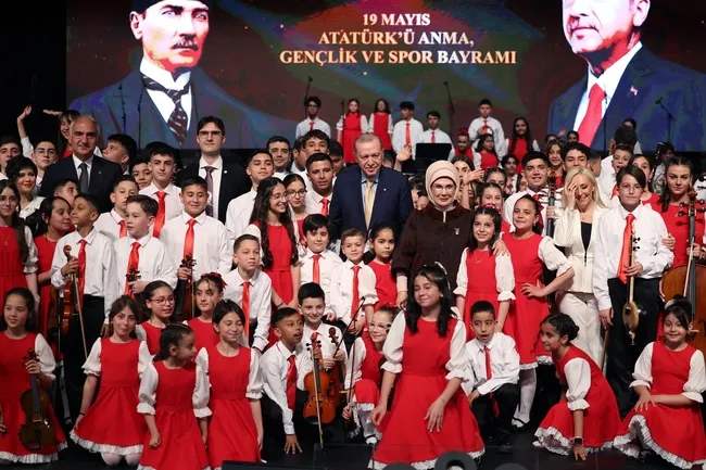 baskan-erdogan-ve-esi-emine-erdogan-cocuk-korosunu-dinledi-1779218079768.jpg