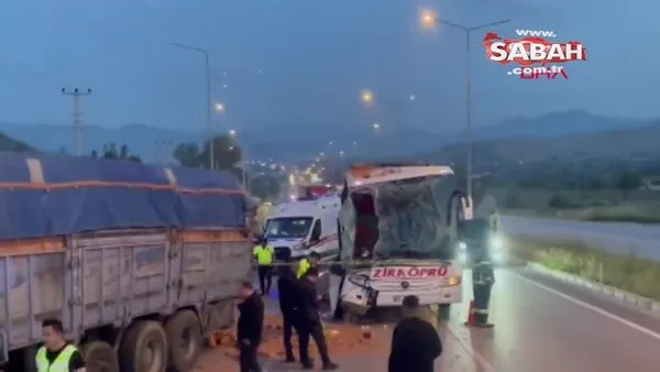 Yolcu otobüsü kamyona çarptı: 1 ölü, 9 yaralı | Video