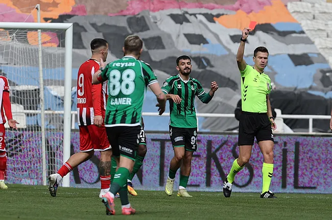 sivasspor-evinde-sakaryasporu-4-golle-gecti-caner-erkin-kirmizi-kart-gordu-1771851212636.jpg