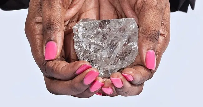 Dünyanın en büyük yirminci elması bulundu