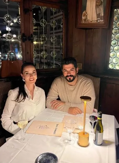 Fahriye Evcen ve Burak Özçivit’ten aşk pozu! Fahriye Evcen ve Burak Özçivit tatilde el ele göz göze!