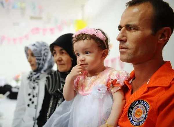 Azra bebek bir yaşında