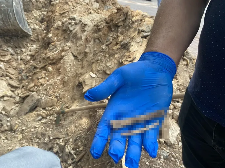 Annesi acısına dayanamayıp ölmüştü: Kabri mezarlığın dışında kalan çocuk annesinin yanına defnedildi!