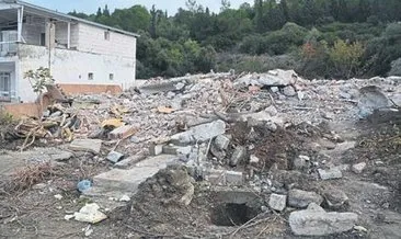 İzmır’de ormanlık alandakı 7 ev yıkıldı