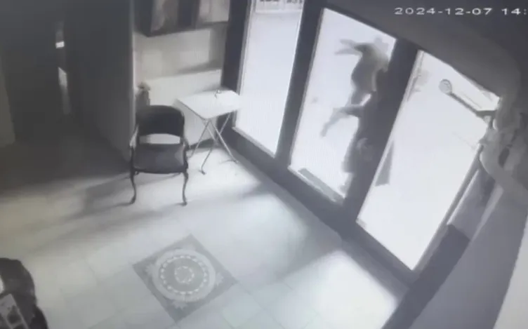 İstanbul’da inanılmaz görüntü: Kuyumcudan çıkan kadın neye uğradığını şaşırdı!