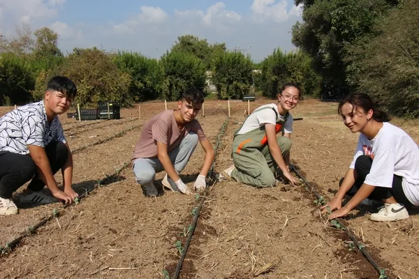 tarim-lisesi-ogrencileri-fideleri-toprakla-bulusturdu-1665235611618.jpg