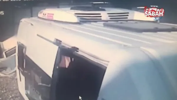İstanbul’da servis minibüsünün karıştığı feci kaza kamerada