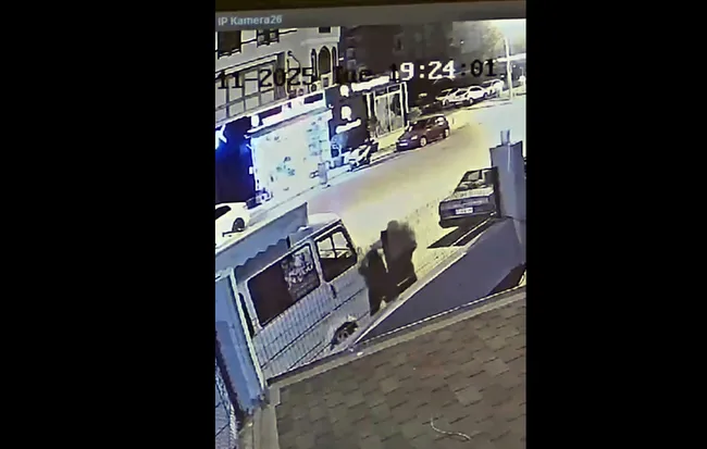son-dakika-alanyada-kaldirimda-dehset-yolda-yuruyen-ukraynali-kadina-bir-anda-saldirdi-o-anlar-kamerada-1763108633412.jpg