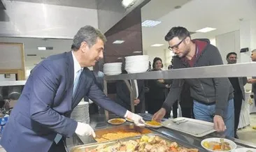 Öğle yemeğini personelle yedi