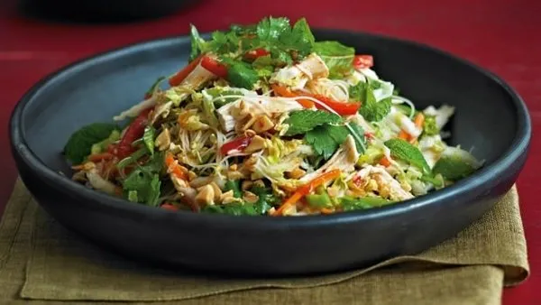 Salata tutkunlarına hitap edecek hem sağlıklı hem kolay 5 salata tarifi