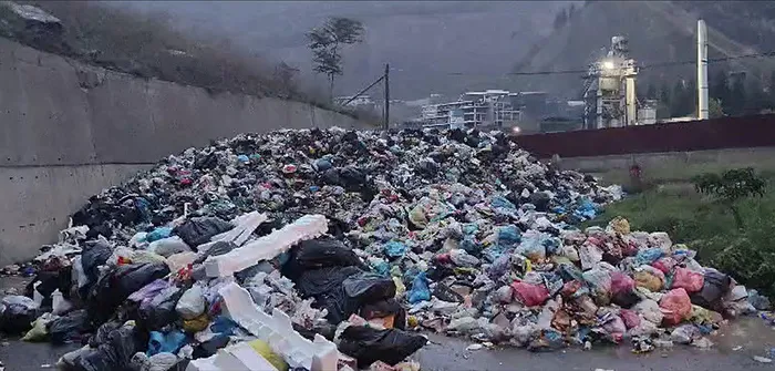 CHP'li belediyeyi 2.5 milyonluk ceza da durduramadı! 150 ton çöpü yol kenarına döktüler