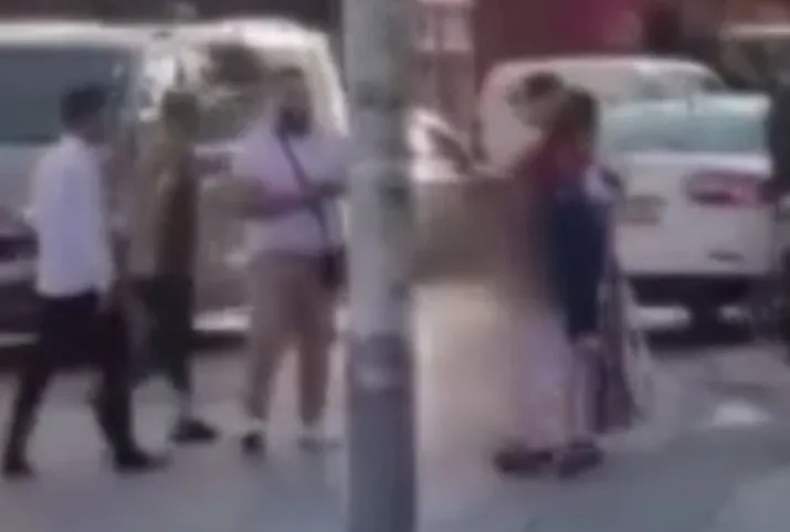 İstanbul’da iğrenç olay: Bir kadın cadde ortasında soyunup tuvaletini yaptı!