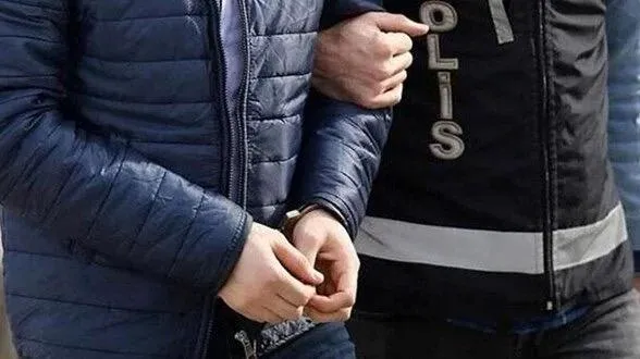 izmirde-feto-operasyonu-10-polis-memurundan-2si-tutuklandi-1742632821877.jpg