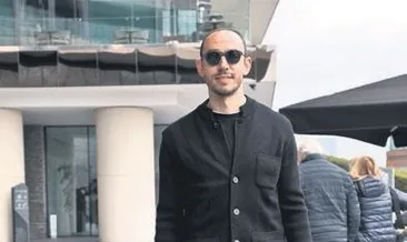 Futbol severler etrafını sardı