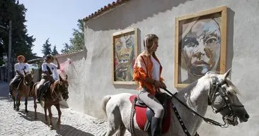 Urla’da yaşayan 3 kız arkadaş atlarla dolaşıyor