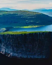 Dünyanın en ilginç göllerinden biri: Deniz üzerinde asılı gibi görünüyor