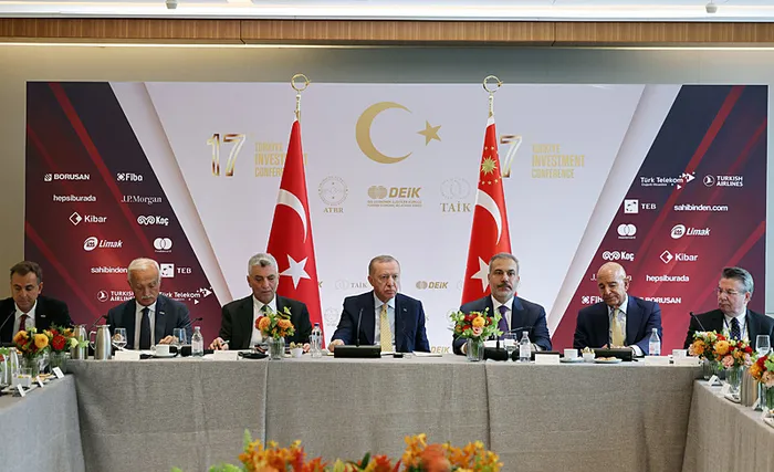 baskan-erdogan-sektorel-yuvarlak-masa-formatinda-turk-yatirim-konferansina-katildi-1758561431357.jpg