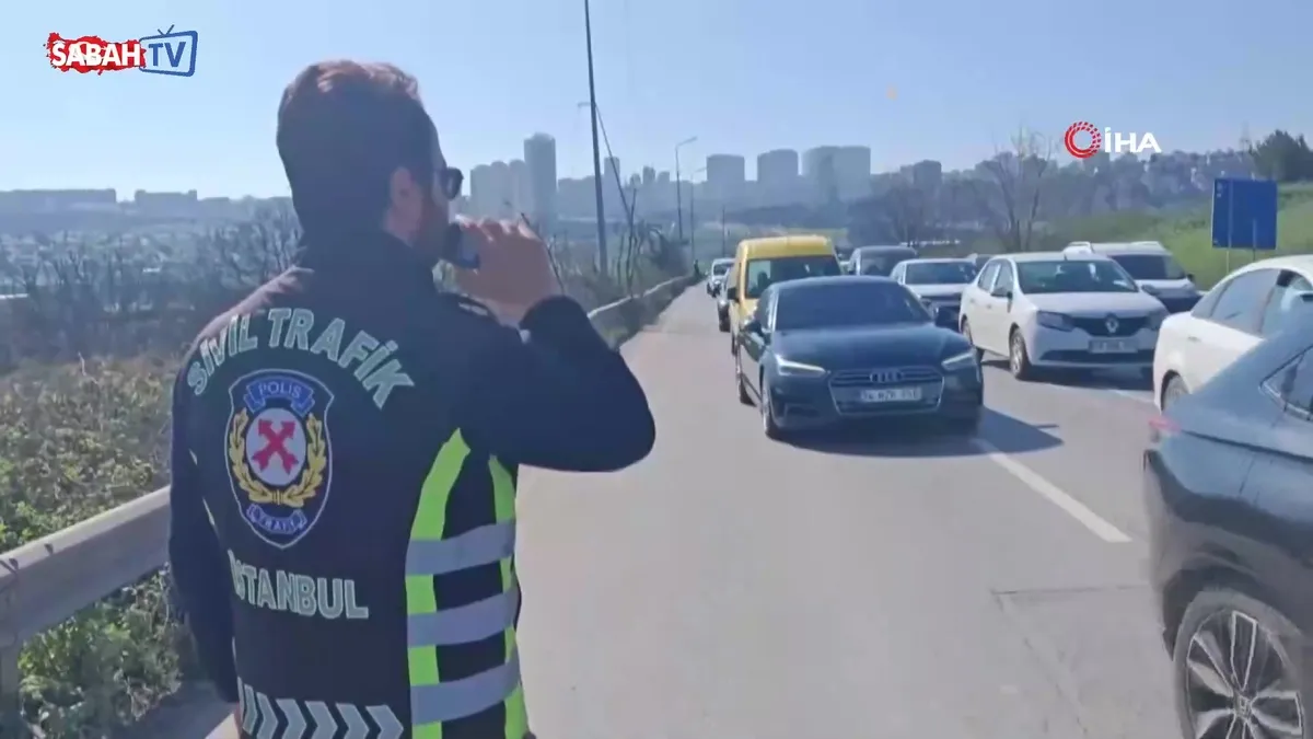 Korsan taksiciler sıkı denetime takıldı! Araçlar trafikten men edildi, para cezası kesildi videosunu izle Korsan taksiciler sıkı denetime takıldı! Araçlar trafikten men edildi, para cezası kesildi videosunu izle