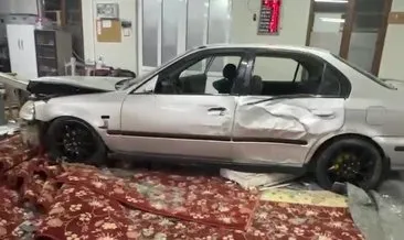 Kontrolden çıkan araç mescide girdi: 4  yaralı #kocaeli