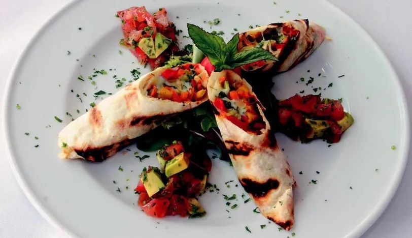Avokado Salsalı Börek