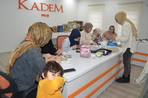 musta-kadinlar-el-sanatlari-kursunda-hem-ogreniyor-hem-de-ev-ekonomisine-katki-sagliyor-1764683306549.jpg