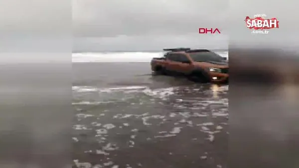 Sakarya'da sahilde dalgalara teslim olan arazi aracı kamerada| Video