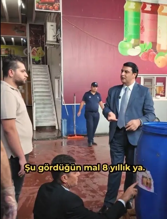 tonlarca-bozuk-gidayi-halka-yedirecekti-tonlarca-bozuk-salca-ve-recel-ele-gecirildi-1759740185561.jpg
