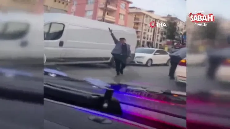 Maltepe’de düğün konvoyunda silahlı, çakarlı maganda kamerada | Video