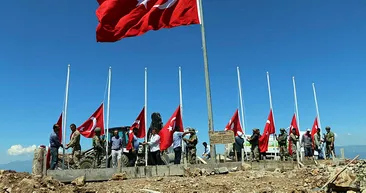 Şehitler Tepesi bayraklarla donatıldı