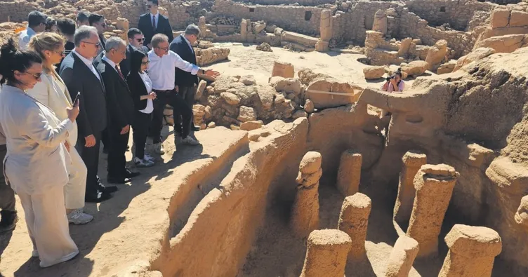 Japon Prenses gün yüzüne çıkarılan yapıları inceledi