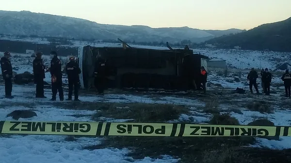 son-dakika-haberi-kayseride-ogrencileri-tasiyan-midibus-kaza-yapti-olu-ve-yaralilar-var-1641391614463.jpg